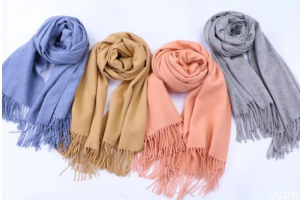 羊毛围巾扎脖子怎么处理,羊绒毛围巾扎脖子怎么办