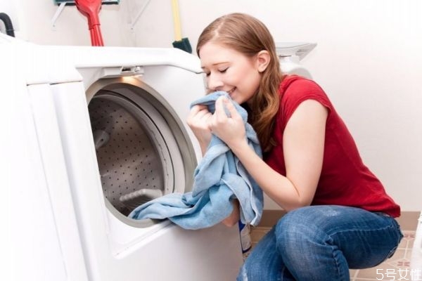 牙膏沫子掉到衣服上,牙膏沫弄衣服留下白印