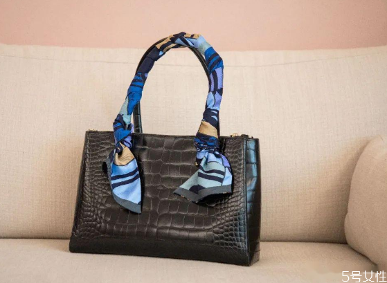 丝巾装饰包包的方法视频,用丝巾怎么装饰手提包 丝巾装饰包包的方法视频,用丝巾怎么装饰手提包