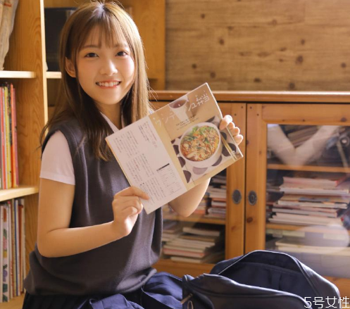 jk调节扣穿在前面还是后面,jk的调节扣在前面还是后面