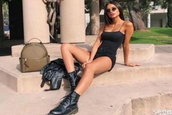 骑士靴和马丁靴哪个好看,马丁靴和骑士靴哪个更好搭配