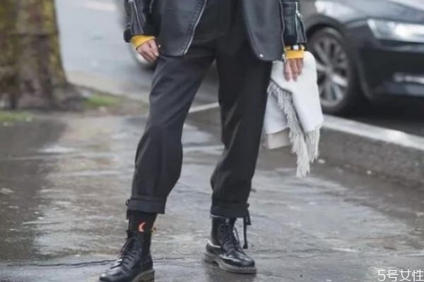 马丁靴搭配什么裤子好看,马丁靴搭配什么裤子好看男图片