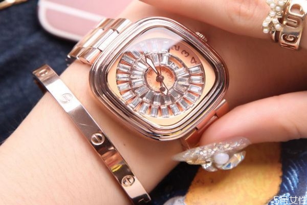 手表和玉镯应该怎样佩戴,手镯和手表同时带怎么带