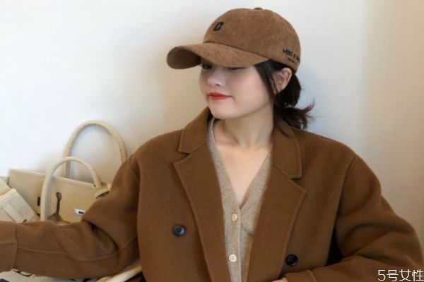 棕色帽子配黑色衣服好看吗,棕色帽子还是黑色帽子好看 棕色帽子配黑色衣服好看吗,棕色帽子还是黑色帽子好看