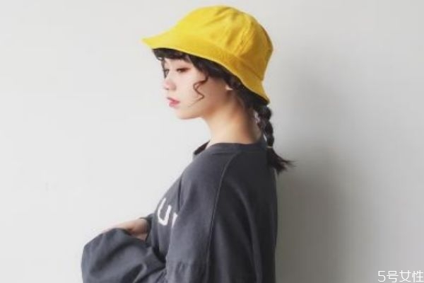 黄色渔夫帽搭配,黄渔夫帽子配衣服图片