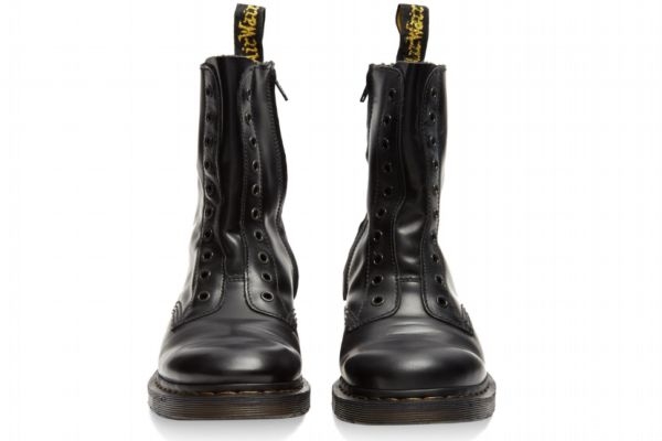 马丁靴压脚背是买小的原因吗,新买的马丁靴压脚背怎么办