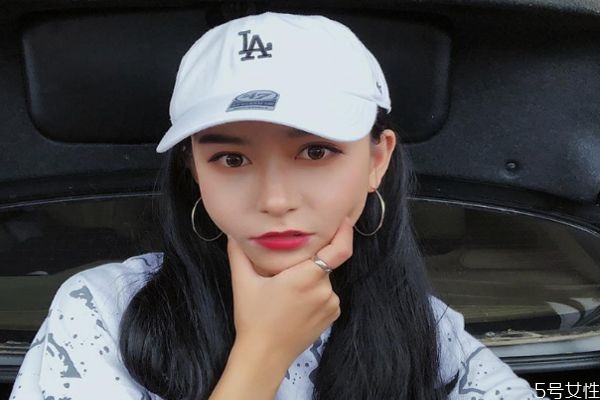 ny和la帽子哪个标志好看,ny和la的帽子选哪一个