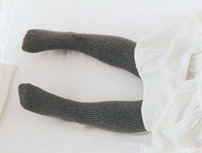 踩脚裤和连脚裤的区别,裤子踩脚和连脚的区别