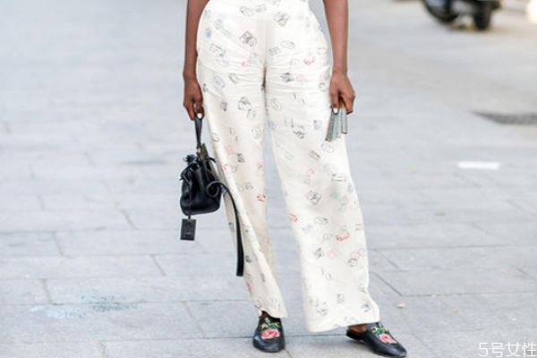 穆勒鞋需要选大一码吗,穆勒拖鞋要买大一码吗