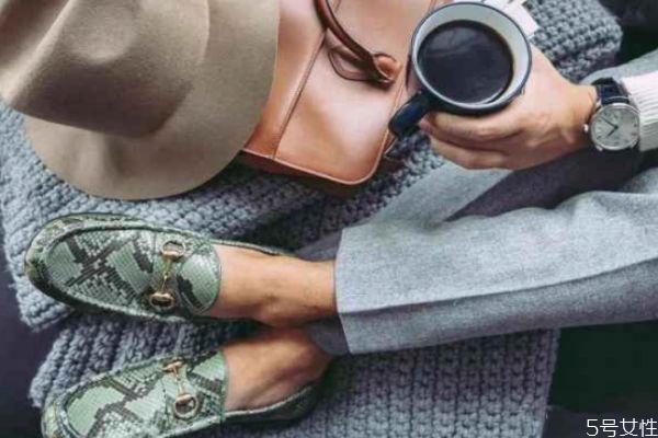 乐福鞋不跟脚怎么办,穿乐福鞋后脚跟容易掉