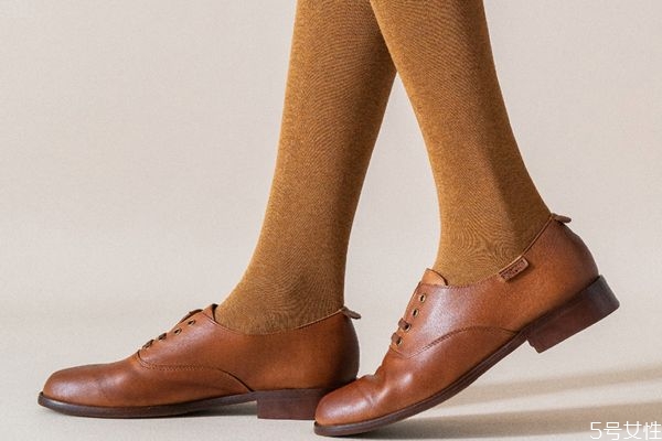 长筒袜怎么搭配鞋子,长筒袜怎么搭配男
