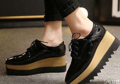 松糕鞋怎么搭配衣服冬季,松糕鞋怎么搭配衣服