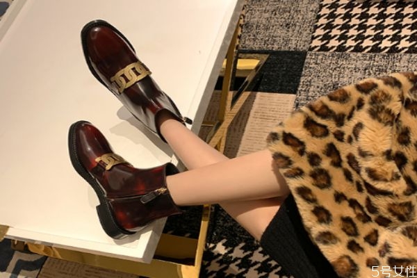 切尔西靴和烟筒靴的区别,烟筒靴和切尔西靴啥区别?