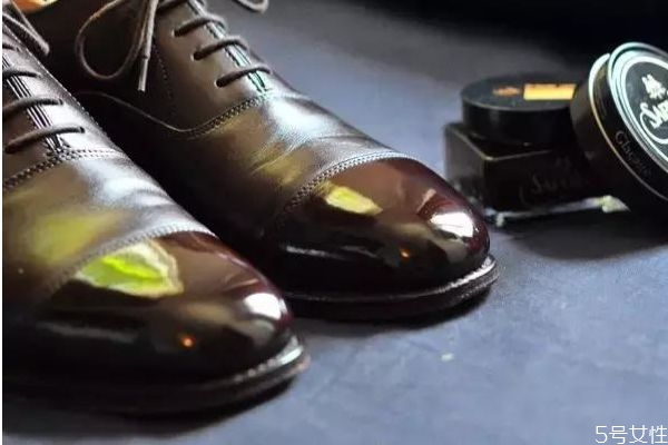 鞋子掉皮用什么修补,皮鞋掉皮怎么修补