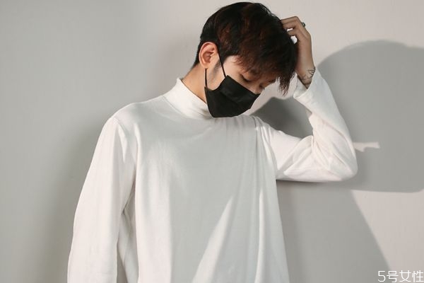 化妆品沾到衣服上怎么办,化妆品沾到衣服上怎么洗掉