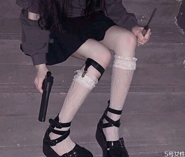 女孩子在腿上戴个圈圈啥意思,女生腿上那个圈圈是啥