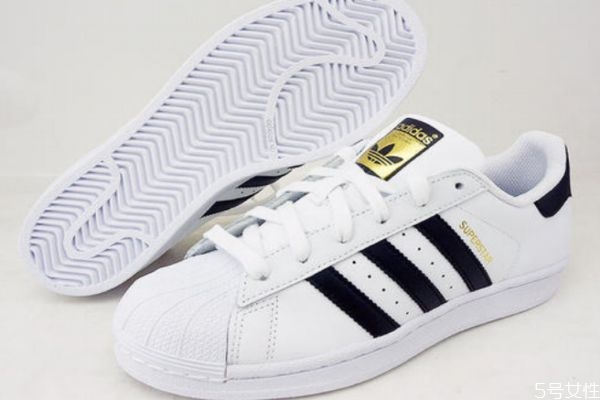 阿迪达斯贝壳头鞋底硬吗,贝壳头鞋底硬吗