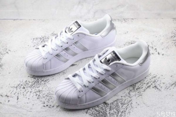 阿迪达斯金标贝壳头有几个版本,金标贝壳头有几个版本