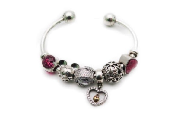 潘多拉手链戴哪个手,潘多拉手链正确戴法