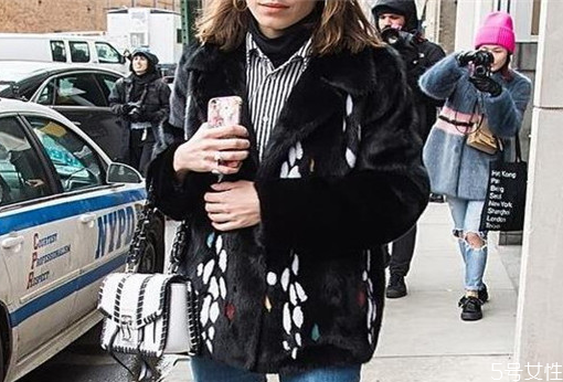 今年流行什么款式的打底衫,打底衫的款式有哪些 今年流行什么款式的打底衫,打底衫的款式有哪些