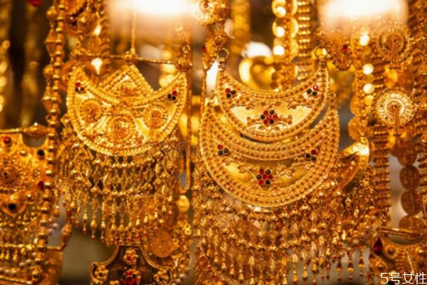 项链打结了解开的妙招,项链不小心打结了怎么解开