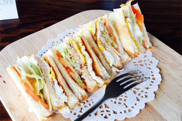 赛百味金枪鱼三明治热量,半个金枪鱼三明治热量