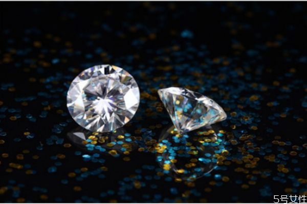 裸钻和成品钻戒的区别是什么,裸钻和成品钻戒的区别贴吧