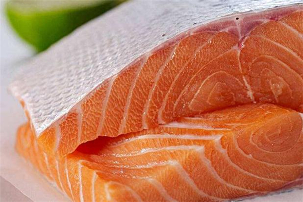 冷冻过的三文鱼还能生吃吗,生的三文鱼冻过以后能不能吃 冷冻过的三文鱼还能生吃吗,生的三文鱼冻过以后能不能吃