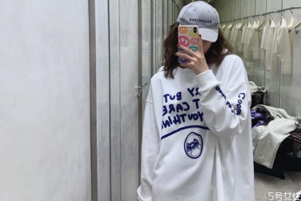 中长款卫衣下面搭配什么图片,中长款卫衣下面搭配什么