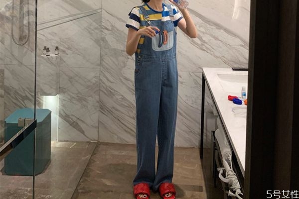 背带裤怎样搭配鞋子,背带裤搭配什么鞋子 背带裤怎样搭配鞋子,背带裤搭配什么鞋子