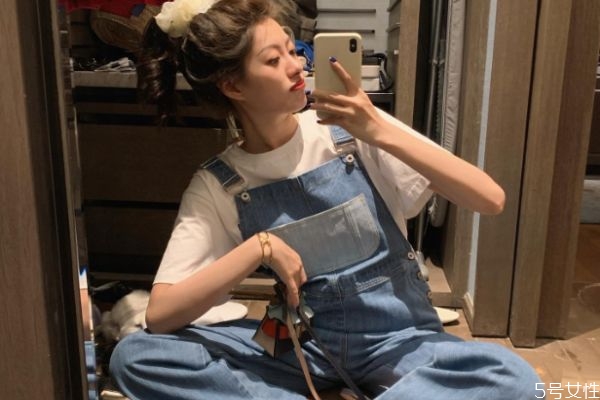 背带裤如何搭配,背带裤加外套的搭配