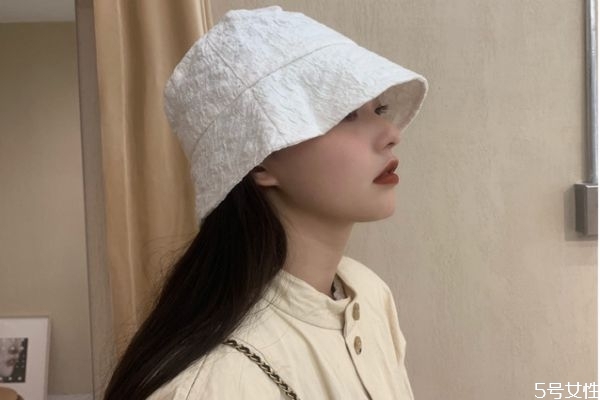 下雨天戴帽子奇怪吗?,下雨天不戴帽子