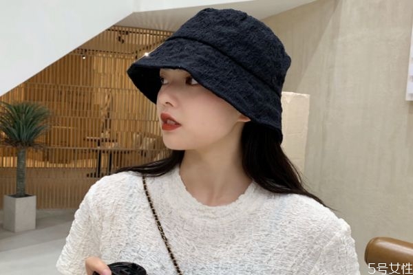 戴帽子可以防晒吗,打伞和戴帽子哪个防晒