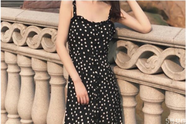 吊带裙肩带下滑小窍门,背带裙肩带滑落怎么办