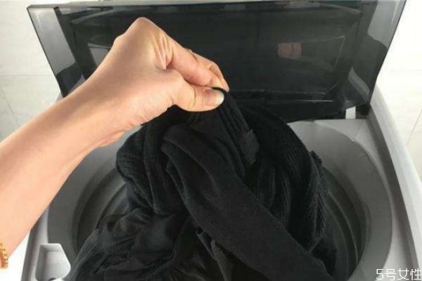 衣服洗了有水臭怎么办,下雨天衣服晾臭了快速解决的方法