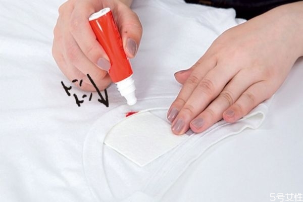 化妆品弄到衣服上怎样才能洗掉,化妆品弄衣服上怎么清洗干净 化妆品弄到衣服上怎样才能洗掉,化妆品弄衣服上怎么清洗干净