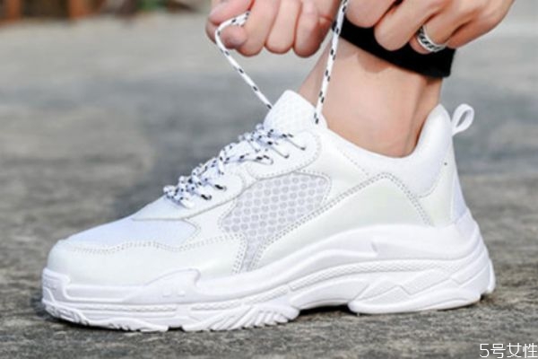 清洗小白鞋的方法,小白鞋脏了怎样清洗才能不损害小白鞋 清洗小白鞋的方法,小白鞋脏了怎样清洗才能不损害小白鞋