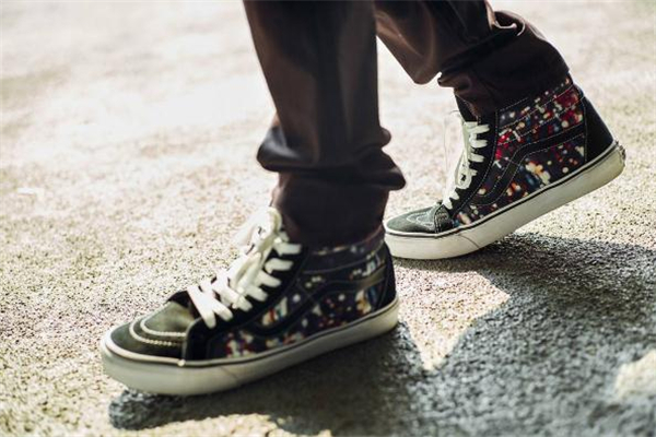 vans和匡威哪个耐穿,匡威和vans谁耐穿