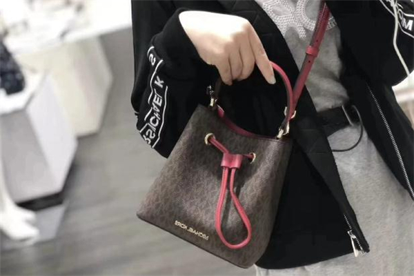 冬天适合背水桶包吗,mk的水桶包值得买吗 冬天适合背水桶包吗,mk的水桶包值得买吗