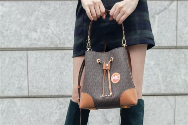 mk的水桶包是什么材质?,mk水桶包哪个颜色热卖