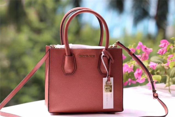 mk包包专柜款和奥莱款区别,mk包包专柜版和奥莱款的区别