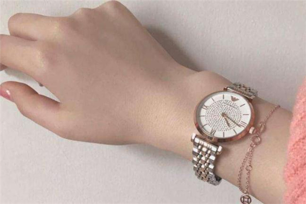 阿玛尼满天星有几个版本,阿玛尼满天星有几个版本表盘大小不一