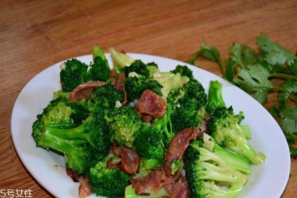 腊肠炒西蓝花的做法,西蓝花可以炒腊肠吗