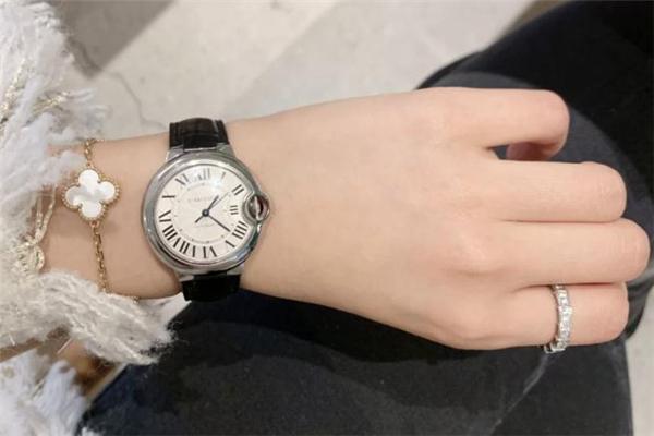 卡地亚蓝气球手表皮带的怎么戴,蓝气球卡地亚手表的表链的使用方法