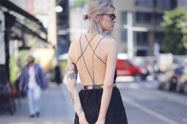 露背裙子里面怎么搭配,露背连衣裙用什么小外套搭配