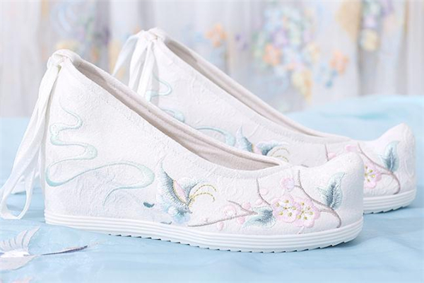 汉服配帆布鞋好看吗?,穿汉服可以穿帆布鞋吗 汉服配帆布鞋好看吗?,穿汉服可以穿帆布鞋吗