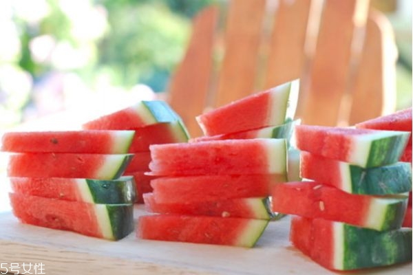 西瓜皮敷脸注意事项,西瓜皮擦脸的正确方法 西瓜皮敷脸注意事项,西瓜皮擦脸的正确方法