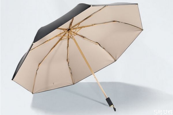 太阳伞可以雨天打吗,太阳伞下雨天能不能用