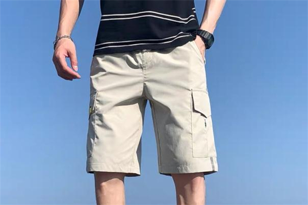 卡其色五分裤怎么搭配,卡其色五分裤配什么颜色短袖