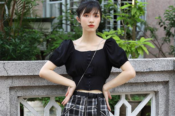 草莓型身材适合穿什么袖子的衣服,草莓型身材适合穿什么裙子